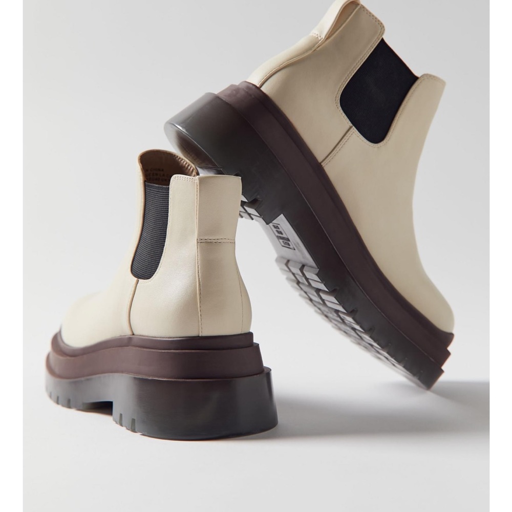 Urban Outfitters Dana Chelsea  Women's Off White/ Cream Ankle Slip On Boots